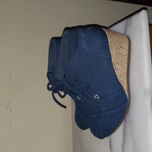 Bob's - Picture 3 of 7